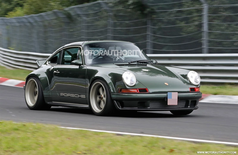 Singer 911 DLS, in the ring.